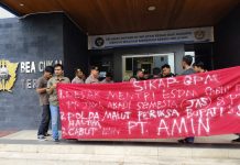 Desak KPK dan Kejagung Usut Dugaan Konspirasi Bupati Haltim dan Sekda dalam Penjualan 90 Ribu Ton Nikel Ilegal dokumentasi aksi depan kantor Bea Cukai