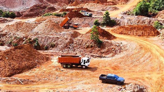 Warga Desa di Halmahera Keluhkan Perusahaan Tambang Nikel Cuci Truk di Sungai