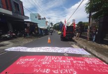 Desak Kementerian ESDM Segera Cabut Izin PT. ARA dan PT. JAS atas Dugaan Pencemaran Lingkungan di Halmahera Timur lanjutan pada Selasa, (20/5/2025), yang digelar di depan Polda Malut (foto:/Ahlit)