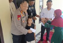 Sat Polairud Polres Lampung Selatan Jalin Silaturahmi Dengan Warga Pesisir Dan Bagikan Tali Asih Untuk Lansia