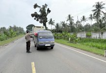 Polsek Katibung Bagikan Bendera Merah Putih Kepada Pengguna Jalan, Semangat HUT RI ke-80