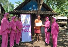 Bhayangkari Ranting Penengahan Bagikan 20 Paket Sembako Jelang HUT RI ke-80 dan HKGB ke-73