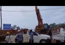 Brutal! Excavator PT MAI Tabrak Dua Mobil Warga Sagea di Depan Polisi