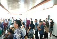 Puluhan Orang Tua Tak Kebagian Kursi, Panitia Wisuda Universitas Pasifik Morotai Dinilai Gagal