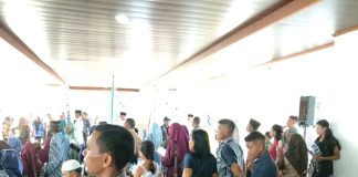 Puluhan Orang Tua Tak Kebagian Kursi, Panitia Wisuda Universitas Pasifik Morotai Dinilai Gagal