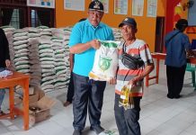 256 KPM di Desa Hatta Terima Bantuan Beras Bulog dan Minyak Goreng
