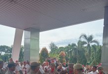 Ribuan Warga Hormati Kepergian Ir. Hein Namotemo dalam Upacara Kebesaran di Halut